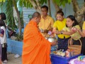 ทำบุญตักบาตรและถวายเทียนพรรษา สืบสานประเพณีไทย Image 8