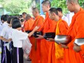 วมค. ทำบุญตักบาตรในวันวิสาขบูชา Image 3